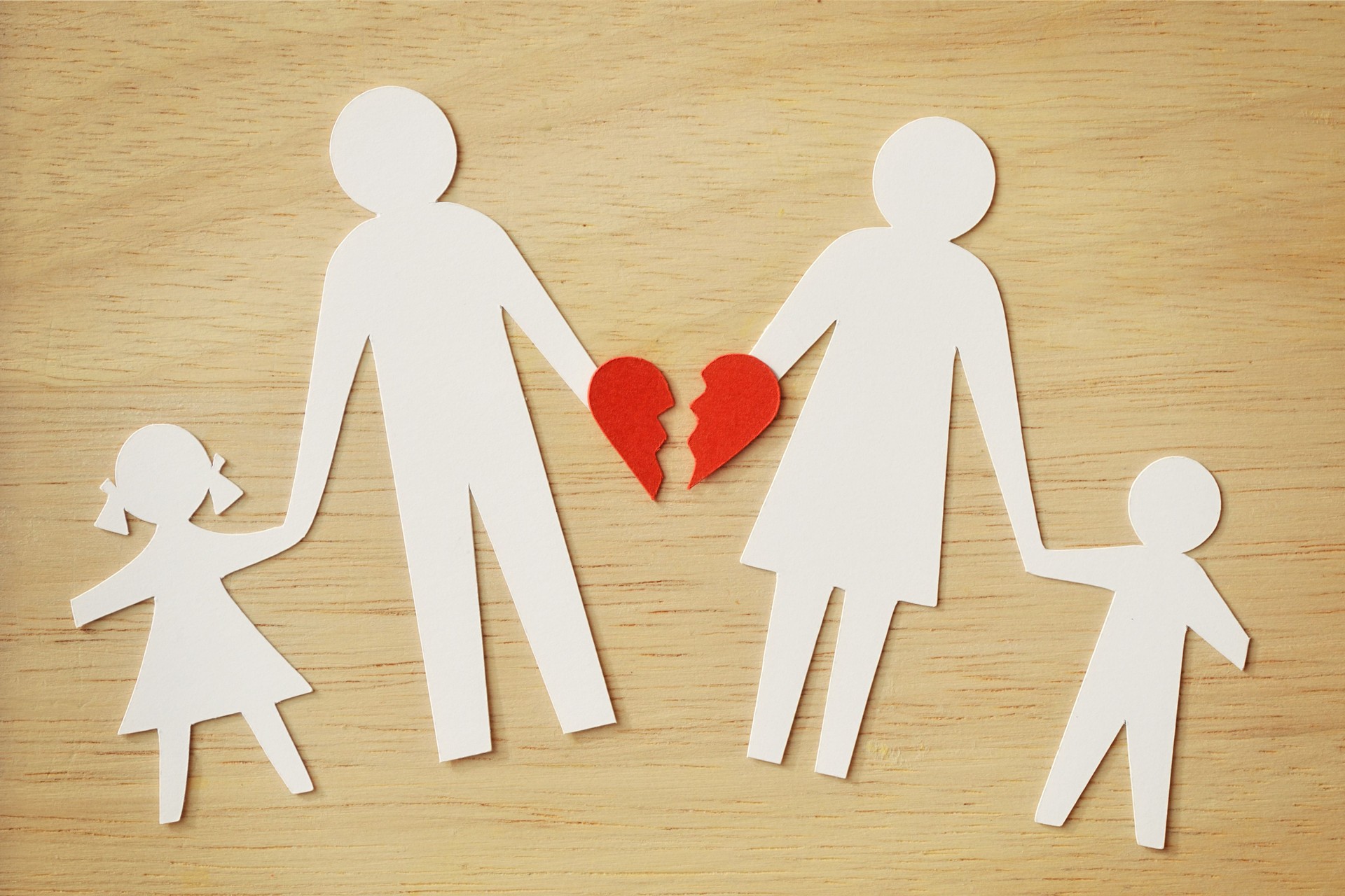 Paper chain family cut-out with broken heart - Divorce and broken family concept